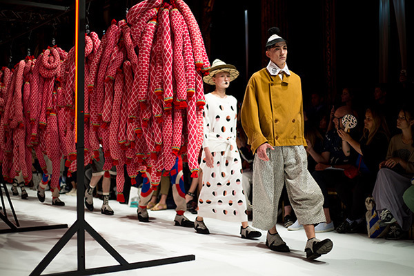 ヘンリック ヴィブスコフ、金沢21世紀美術館で”皿洗い”のインスタレーションを実施