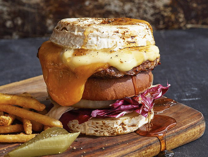 J.S.バーガーズカフェの「スーパーチーズバーガー」復刻発売、とろけるチーズをチーズでサンド | 写真