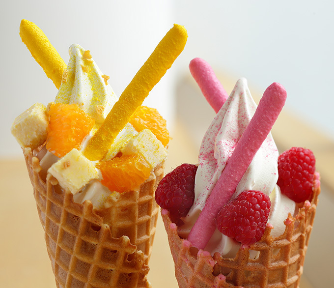 ピエール・エルメ・パリ 青山から初のソフトクリームが発売 - マカロンやフルーツをトッピング | 写真