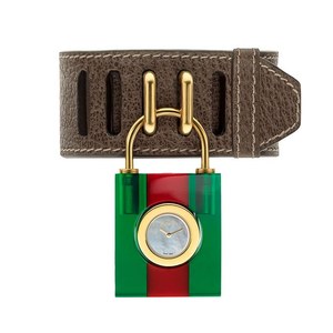 グッチの新ウォッチ「コンスタンス」パドロックと革ストラップの 