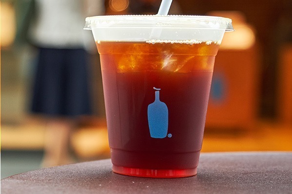 ブルーボトルコーヒー、マーチエキュート神田万世橋に初のテイクアウト専門カフェをオープン