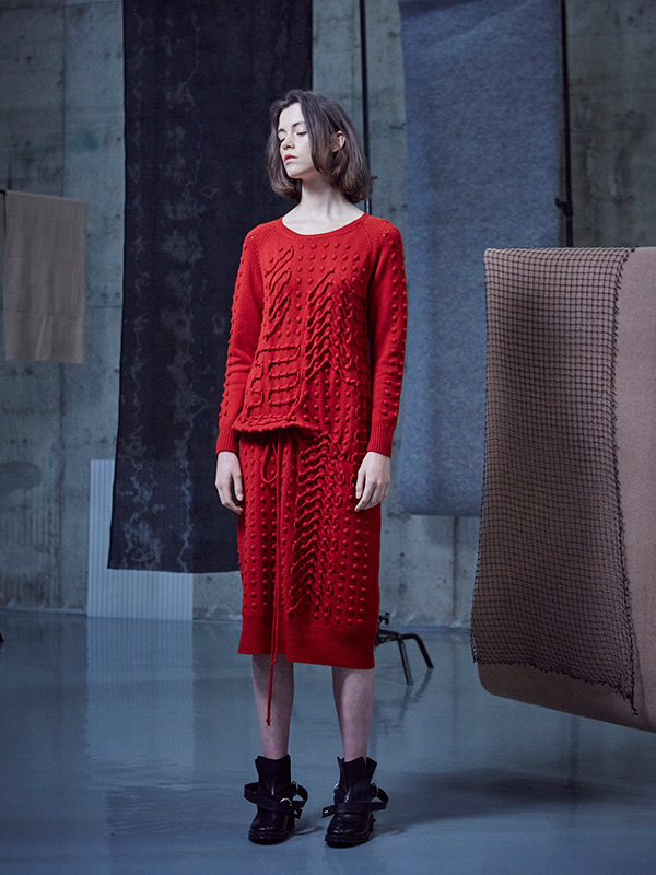 【インタビュー】ラグネ キカス フォー ヨウジヤマモト、手の感覚がデザインを生み出す即興の服作り | 写真