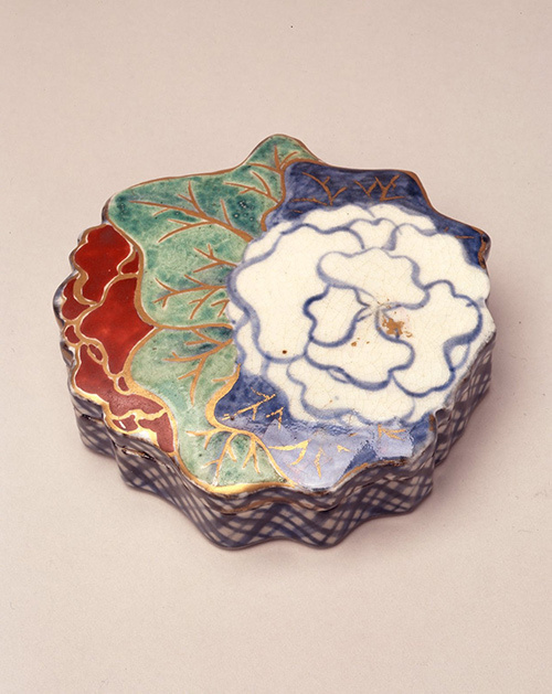 「仁清と乾山  ―京のやきものと絵画 ―」展が箱根・岡田美術館で開催、重要文化財含む優雅な作品を展示 | 写真