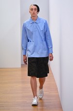 COMME des GARCONS - コムデギャルソン シャツ 半袖 ブラウス チェック 赤 トップス Vネック 夏服 COMME des GARÇONS SHIRT 2022年春夏コレクション | 画像44枚