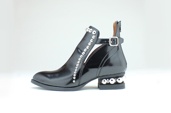 ジェフリーキャンベルから新作ショートヒールブーツ登場、ヒールに連なるシルバーのボールパーツ