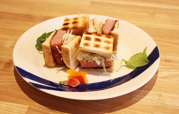 東京・浅草の老舗パン屋「ペリカン」のカフェがオープン、シンプルな食パンを最大限に美味しく | 写真