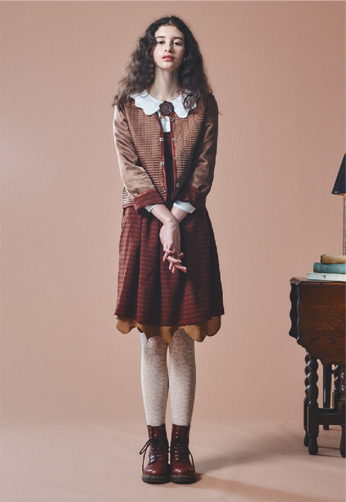 Q-pot. Dressの秋冬コレクション、学校をイメージしたチョコデザインのワンピースやロゴニット｜写真2