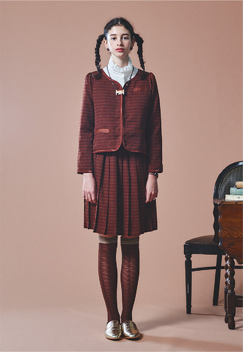 Q-pot. Dressの秋冬コレクション、学校をイメージしたチョコデザインのワンピースやロゴニット｜写真10