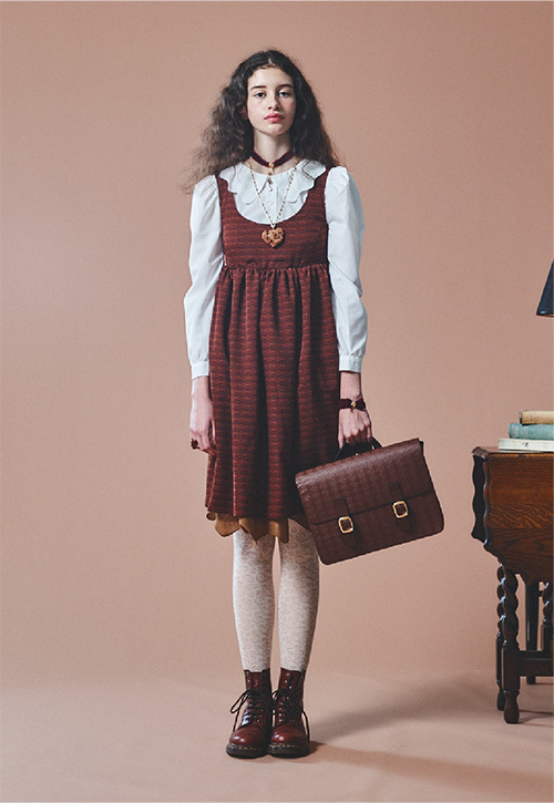 Q-pot. Dressの秋冬コレクション、学校をイメージしたチョコデザインのワンピースやロゴニット｜写真4