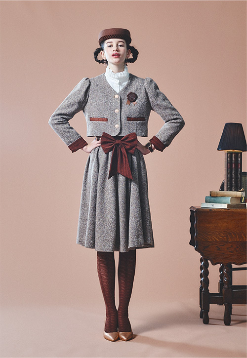 Q-pot. Dressの秋冬コレクション、学校をイメージしたチョコデザインのワンピースやロゴニット｜写真7