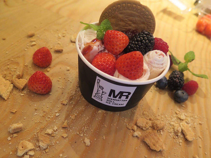 ロールアイス専門店「マンハッタンロールアイスクリーム」が原宿に - 薄く伸ばして“巻くアイス”｜写真1