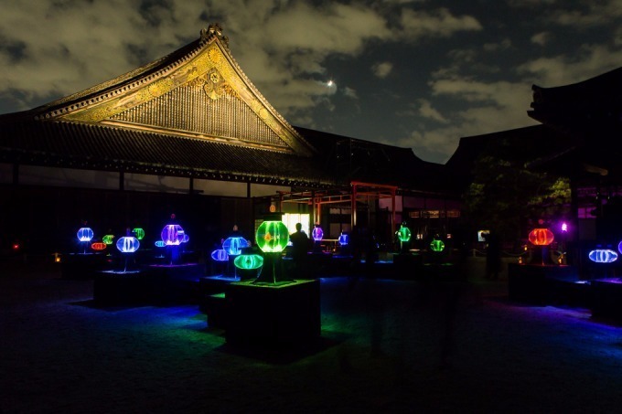 アートアクアリウム城～京都・金魚の舞～二条城にて、花魁モチーフの絢爛なアートを地酒片手に城の庭で｜写真10