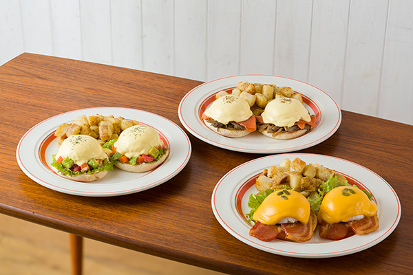 ハワイ｜エッグスンシングス秋限定エッグスベネディクト、メープルシロップで焼いたベーコン＆パンプキンソースなど