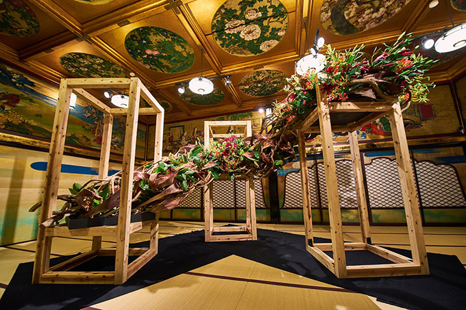 「いけばな×百段階段2017」を目黒・ホテル雅叙園東京で - 文化財の煌びやかな空間で秋のいけばなを | 写真