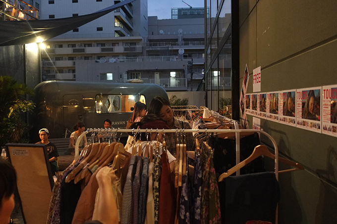 「RAW TOKYO NIGHT MARKET」表参道・COMMUNE 2ndで、古着とビールと音楽｜写真7