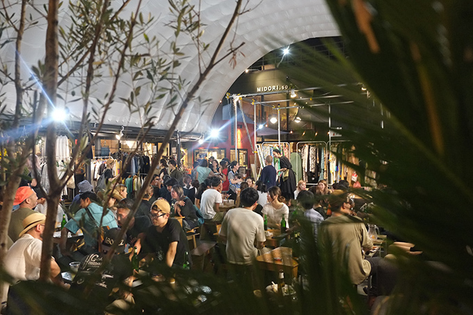 「RAW TOKYO NIGHT MARKET」表参道・COMMUNE 2ndで、古着とビールと音楽｜写真8