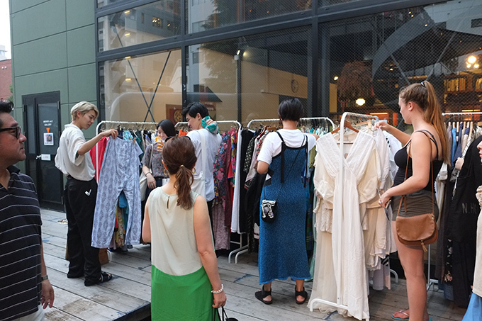 「RAW TOKYO NIGHT MARKET」表参道・COMMUNE 2ndで、古着とビールと音楽｜写真14