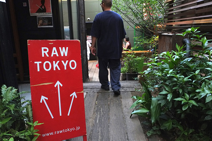 「RAW TOKYO NIGHT MARKET」表参道・COMMUNE 2ndで、古着とビールと音楽｜写真16