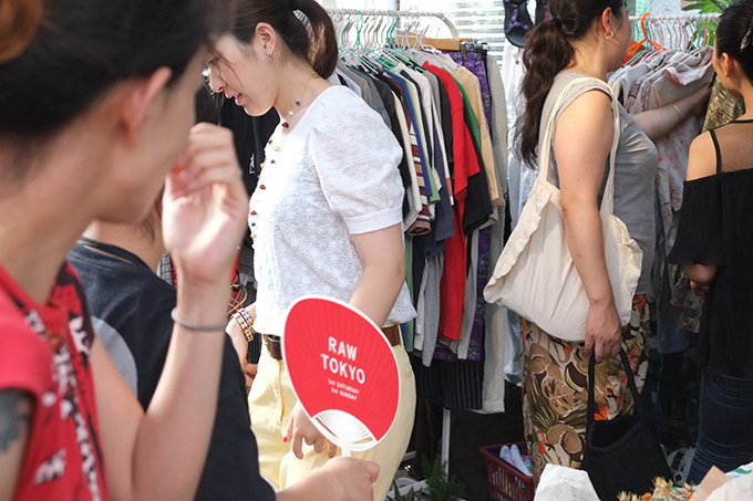 「RAW TOKYO NIGHT MARKET」表参道・COMMUNE 2ndで、古着とビールと音楽｜写真18