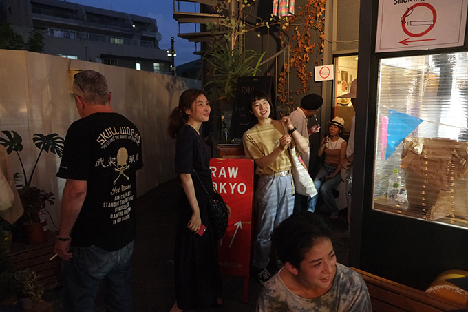 「RAW TOKYO NIGHT MARKET」表参道・COMMUNE 2ndで、古着とビールと音楽｜写真3