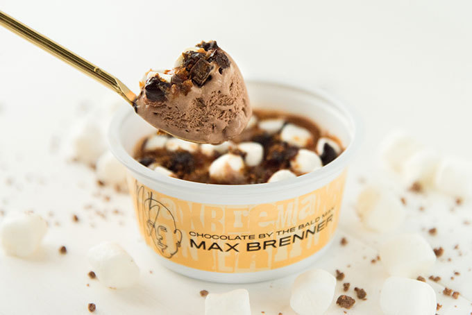 マックス ブレナー×セブン-イレブンの限定コラボ、人気のチョコレートチャンクピザをカップアイスで | 写真