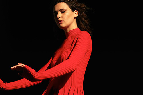 ラップコート｜「ユニクロ ユー」17年秋冬ウィメンズ - 縫い目のない“3Dニット”で作るエレガントなシルエット