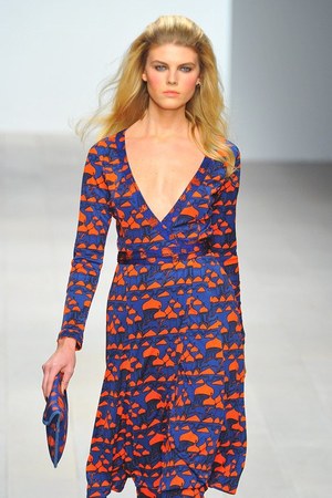 イッサ ロンドン 2012-13年秋冬コレクション - 華やかなプリントで描くシベリア鉄道の旅｜写真2