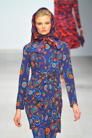 イッサ ロンドン 2012-13年秋冬コレクション - 華やかなプリントで描くシベリア鉄道の旅｜写真4
