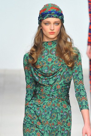 イッサ ロンドン 2012-13年秋冬コレクション - 華やかなプリントで描くシベリア鉄道の旅｜写真8