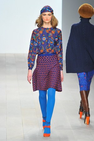 イッサ ロンドン 2012-13年秋冬コレクション - 華やかなプリントで描くシベリア鉄道の旅｜写真17