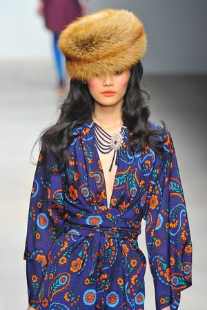 イッサ ロンドン 2012-13年秋冬コレクション - 華やかなプリントで描くシベリア鉄道の旅｜写真19