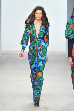 イッサ ロンドン 2012-13年秋冬コレクション - 華やかなプリントで描くシベリア鉄道の旅｜写真22