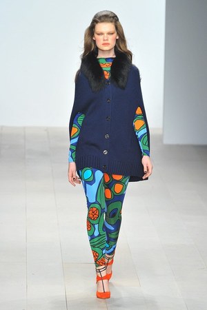 イッサ ロンドン 2012-13年秋冬コレクション - 華やかなプリントで描くシベリア鉄道の旅｜写真23
