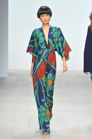 イッサ ロンドン 2012-13年秋冬コレクション - 華やかなプリントで描くシベリア鉄道の旅｜写真25