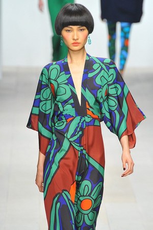 イッサ ロンドン 2012-13年秋冬コレクション - 華やかなプリントで描くシベリア鉄道の旅｜写真26