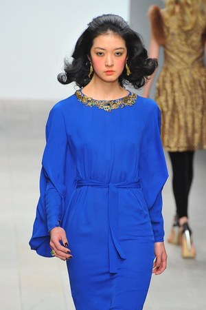 イッサ ロンドン 2012-13年秋冬コレクション - 華やかなプリントで描くシベリア鉄道の旅｜写真38