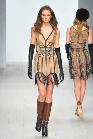 イッサ ロンドン 2012-13年秋冬コレクション - 華やかなプリントで描くシベリア鉄道の旅｜写真48