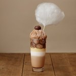 カフェ＆ブックス ビブリオテークの綿あめ付き“スイーツスムージー”から新作、モンブラン×ティラミス味｜写真1