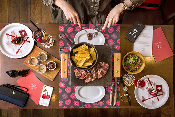 ケイト・スペードのランチ＆ディナー - ステーキをチェリーソースで味わうサクレフルールコラボコース