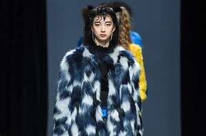 エモダ 2017年秋冬コレクション - ポップカラーと夜を楽しむディスコガール