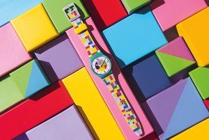 スウォッチの新作時計、銀世界を彷彿させるオールホワイト＆現代アート風の色彩豊かなウォッチ｜写真4