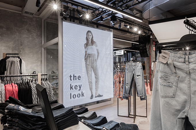 ベルシュカ(Bershka)渋谷店がリニューアル、オンラインストアも日本初オープン｜写真6