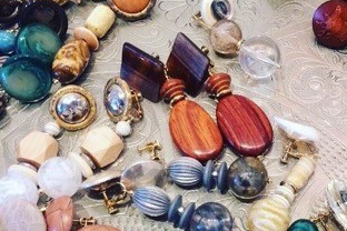 ザ ダラスの限定ストアが伊勢丹新宿店に、新作ニットやヴィンテージワンピース＆アクセサリーを展開