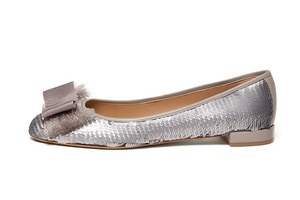 サルヴァトーレ フェラガモ17年秋シューズ、大きめリボン&スパンコール付きバレエシューズ|写真5