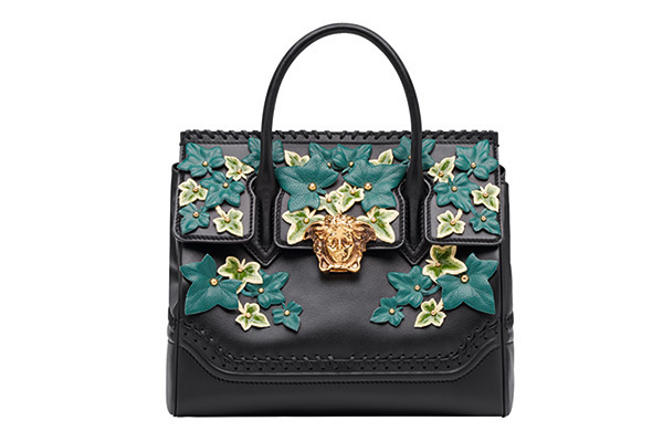 ヴェルサーチ”ツタの葉”を飾った限定バッグ、97年春コレクションのドレスから着想