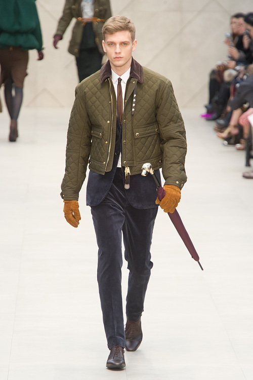 美品！！ BURBERRY PRORSUM チノパン バーバリープローサム GQ LOOK BOOK 秋冬最旬ルック集──BURBERRY PRORSUM | GQ JAPAN