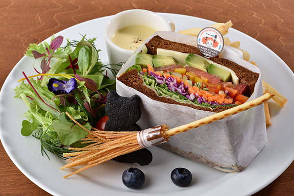 『メアリと魔女の花』スカイツリータウンに期間限定カフェ、そびえ立つ5段重ねのサンドウィッチなど