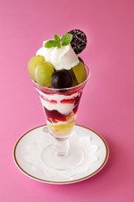 資生堂パーラーから、シャインマスカット＆葡萄3種の贅沢パフェ - 栗の渋皮煮を合わせた濃厚ババロアも｜写真4