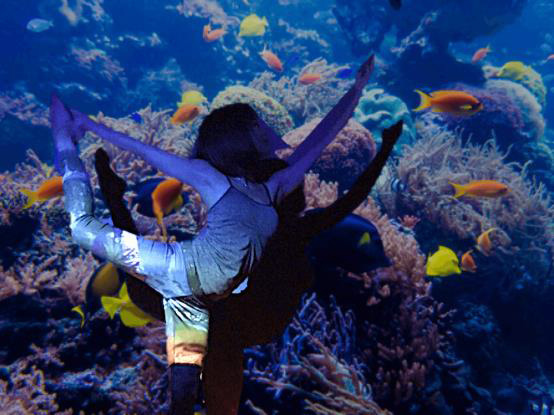 渋谷で「マーメイドヨガ」人魚のようにリラックス、熱帯魚が泳ぎ回るプロジェクションマッピング｜写真2