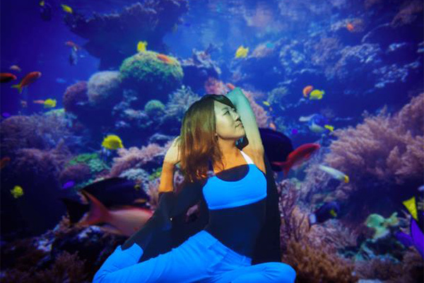 ヨガ｜渋谷で「マーメイドヨガ」人魚のようにリラックス、熱帯魚が泳ぎ回るプロジェクションマッピング